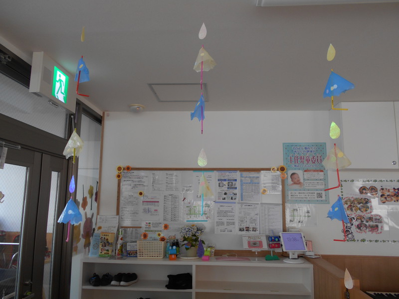 かわいいかさのモビールがお出迎え