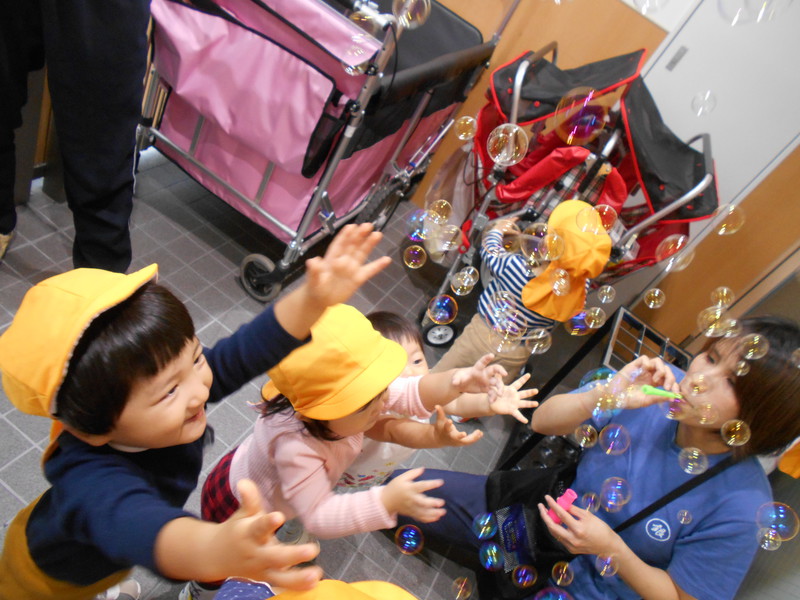 しゃぼん玉とんだ♫