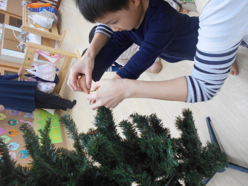 Xツリーの飾りつけをしました