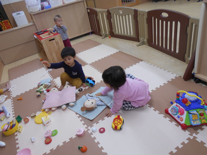 ♪きらきらひかる〜（歌いながら寝かしつけていますよ）