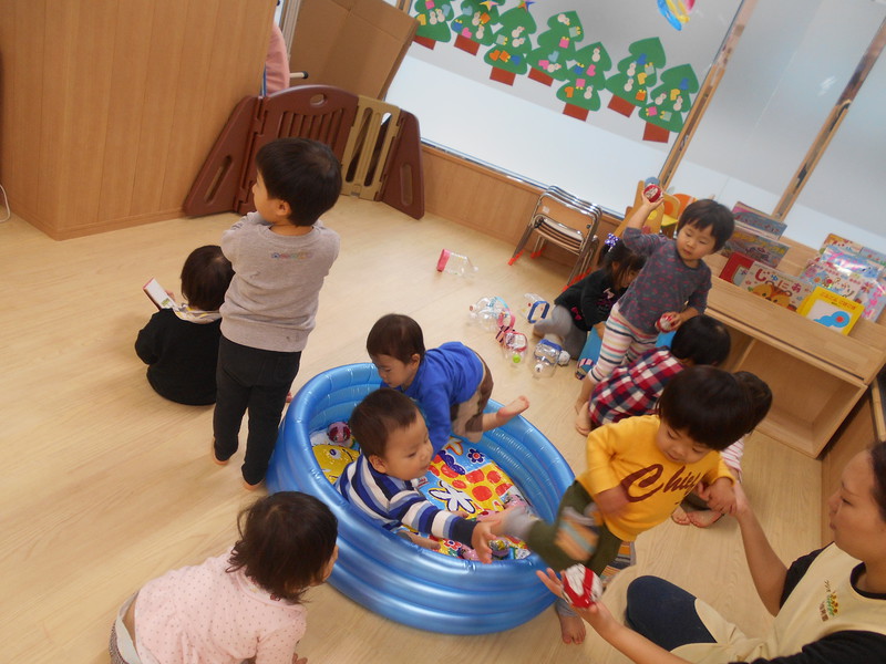 ボールプール大賑わいです