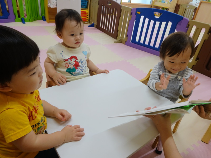 ひよこ組さんも絵本大好き💛