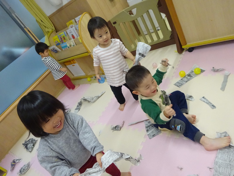 新聞紙びりびり〜❣