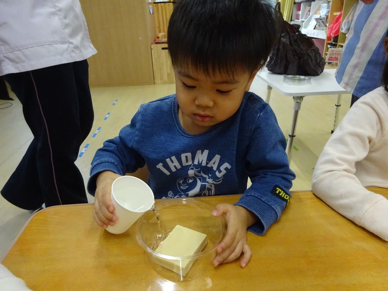 水を入れると…