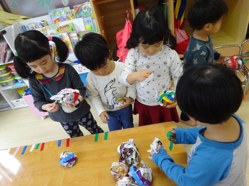 新聞紙で豆づくり👹