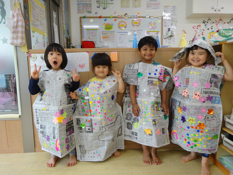 新聞紙でドレスを作ったよ💗