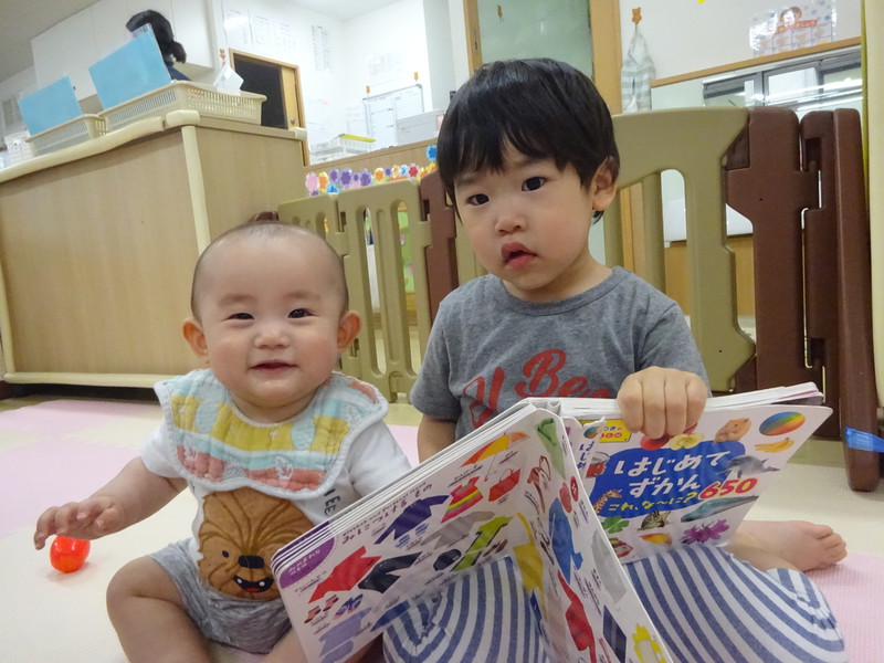 赤ちゃんに絵本を読んであげたよ📖