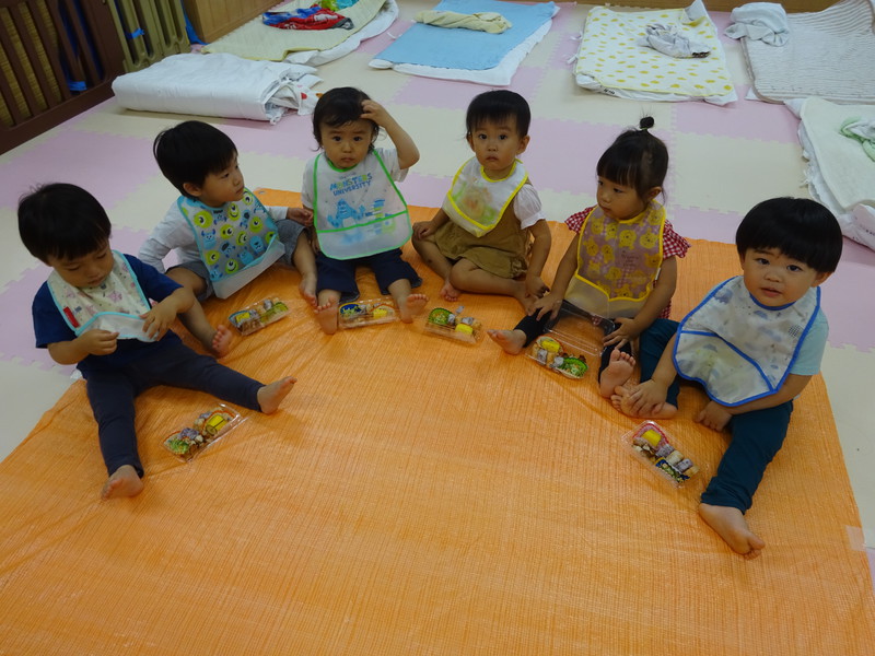 シートをひいてお弁当🍱