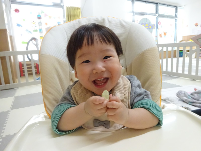 自分でおやつ上手に持てるよ🍭