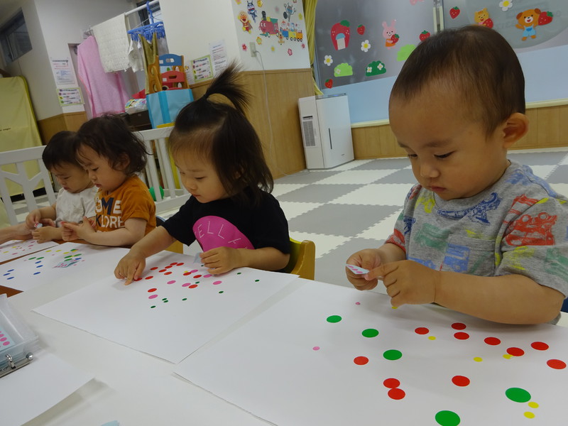 シール貼りが上手になってきたよ💗