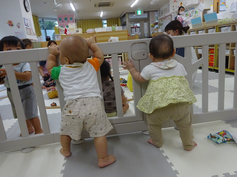 掴まり立ちができるようになったよ✨