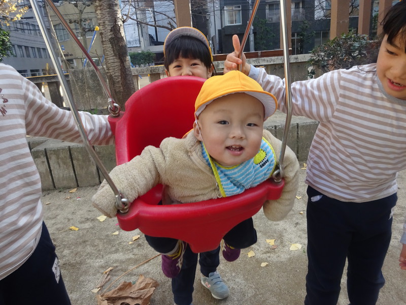 お姉ちゃんたちが押してくれるよ♪