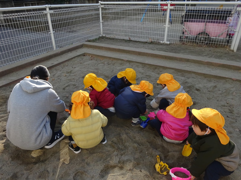 真剣に砂遊び✨