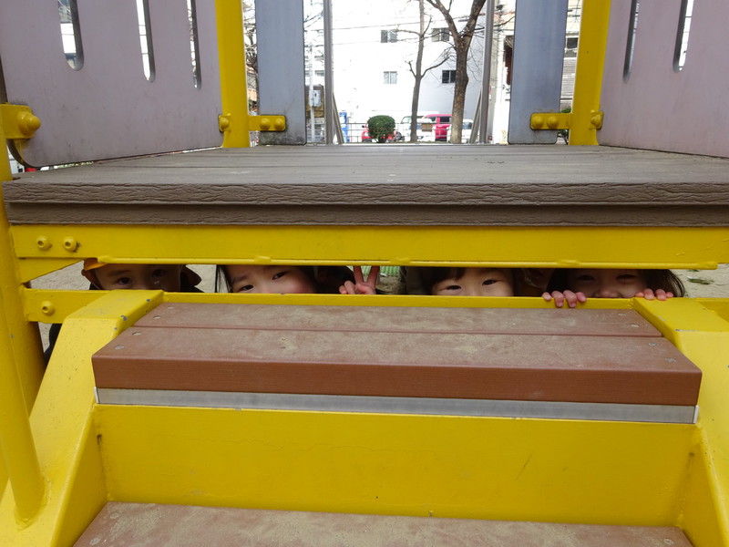 間から見てるのだれだ?!👀