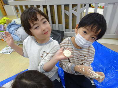  おもちをこねこね