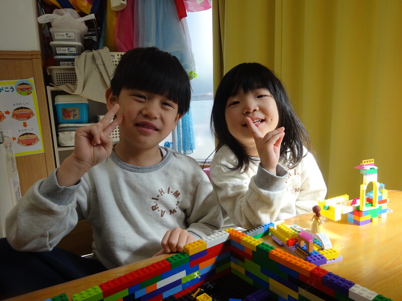 一緒にレゴで遊んでるよ🎵