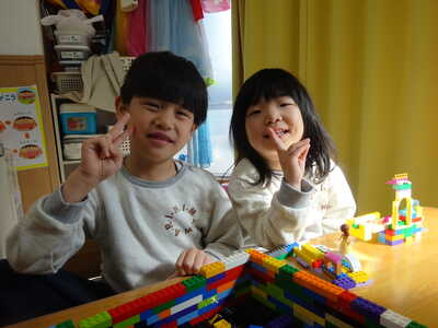  一緒にレゴで遊んでるよ🎵