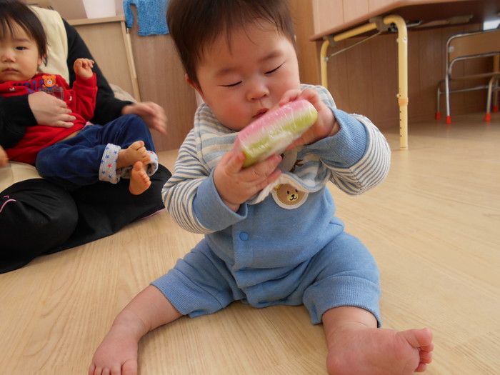 初めてのひし餅に興味津々♪
